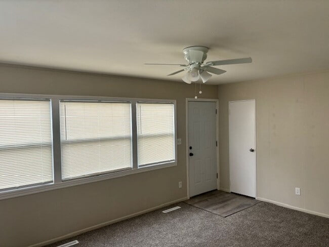 Building Photo - Check out this charming 4 Bedroom Ranch in Homewood Area of Lorain.