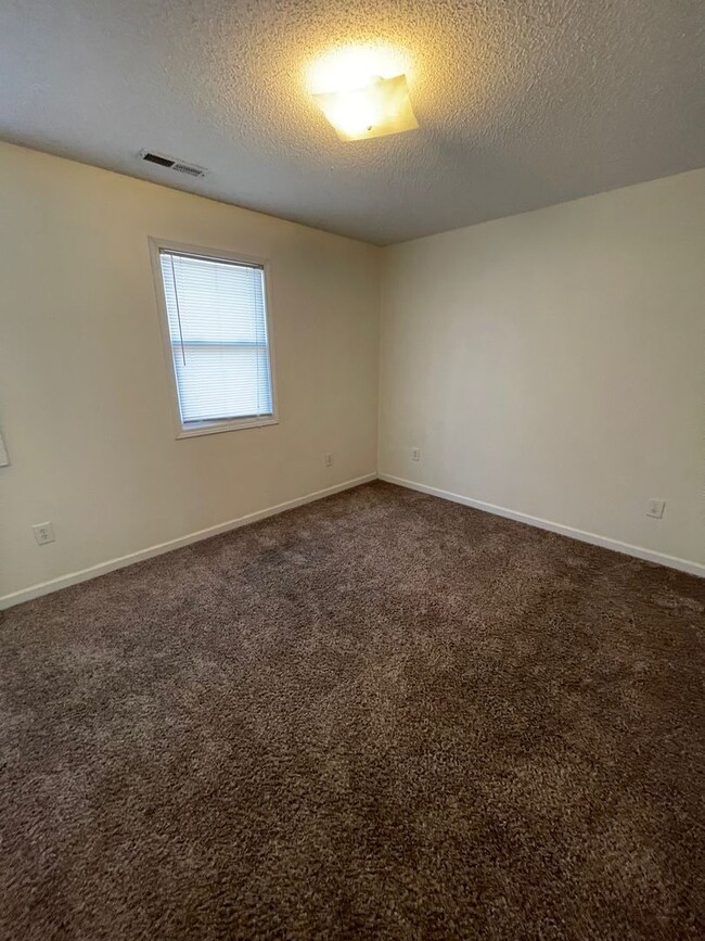 Building Photo - 2 Bdrm/1 Full & 2 Half Bath Condo ? Gray/J...