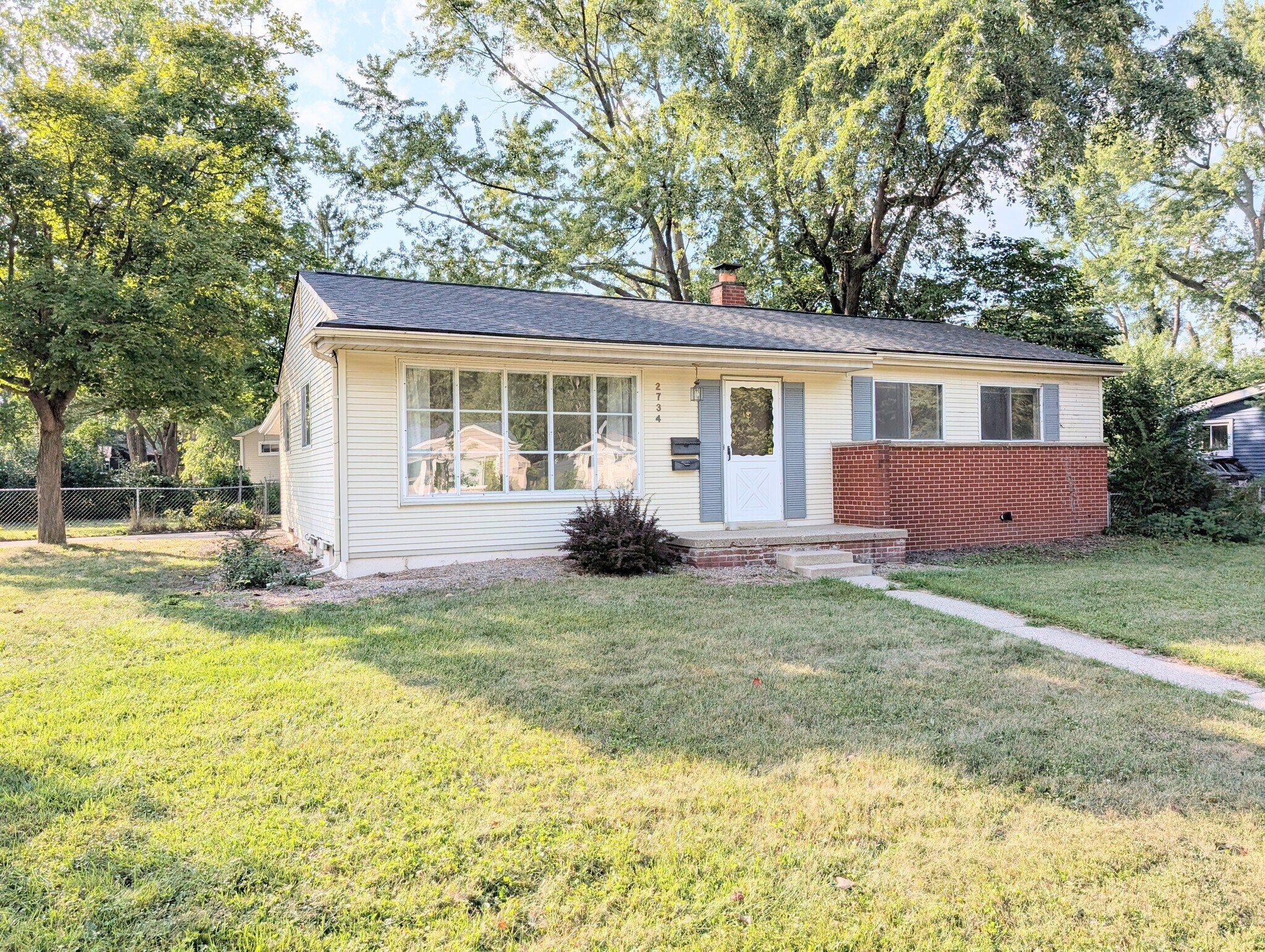 Building Photo - 2734 Hampshire Rd