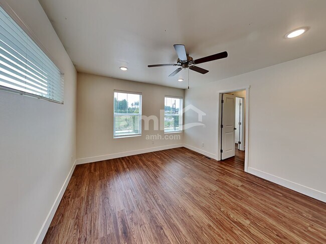 Building Photo - 33084 Ten Trails Pkwy