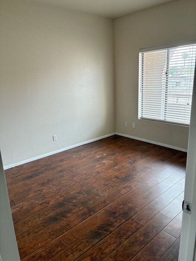 Building Photo - 1ST FULL MONTHS RENT FREE!!! AFFORDABLE UNIT IN NORTH PHOENIX!!!