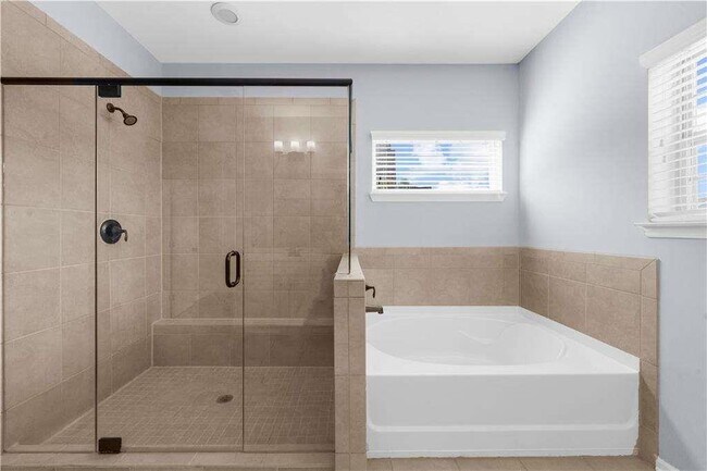 Building Photo - 5435 Mirror Lake Dr