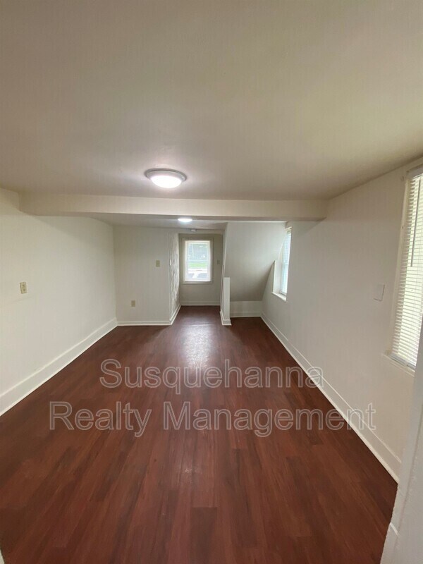 Building Photo - 127 S Cherry St