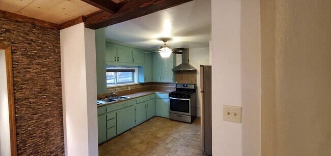 Building Photo - 945 Agua Fria St