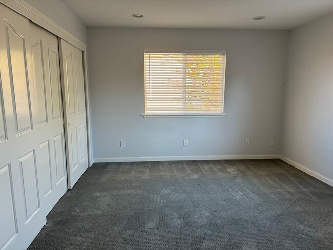 Building Photo - Beautifully Updated 3 Bed/2.5 Bath Townhom...