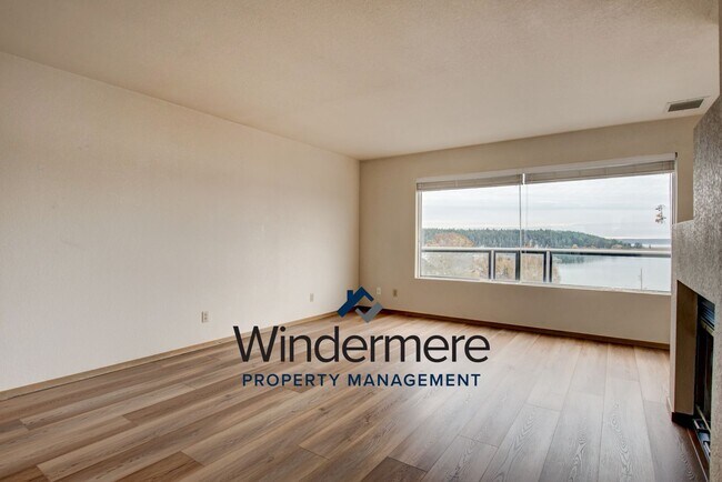 Building Photo - 3 bed 2 bath Condo with a View!