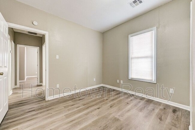 Building Photo - 2105 N Lottie Ave