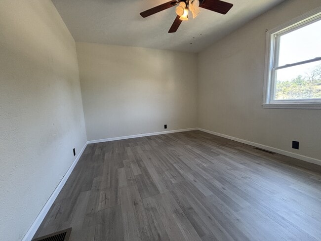 Building Photo - 941 Vista Ln