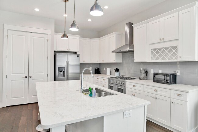 Building Photo - 3 bed East Hill Townhome