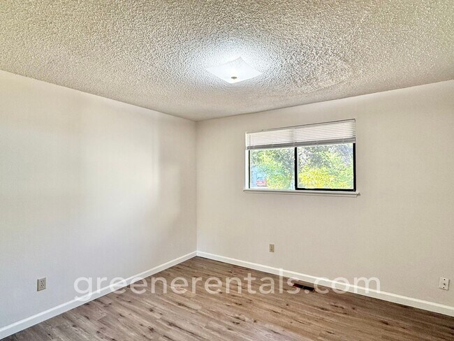 Building Photo - Cozy Meets Convenient in This Lacey Charme...