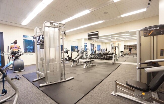 Building Photo - 999 SW 1st Ave