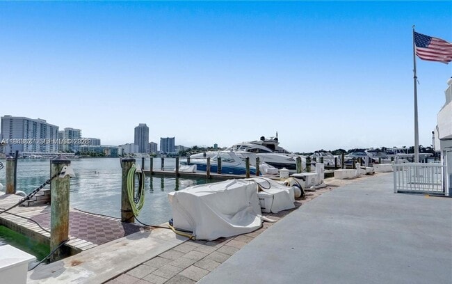 Building Photo - 900 Bay Dr