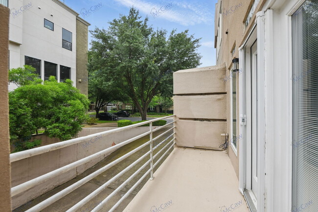 Building Photo - 4040 Avondale Ave