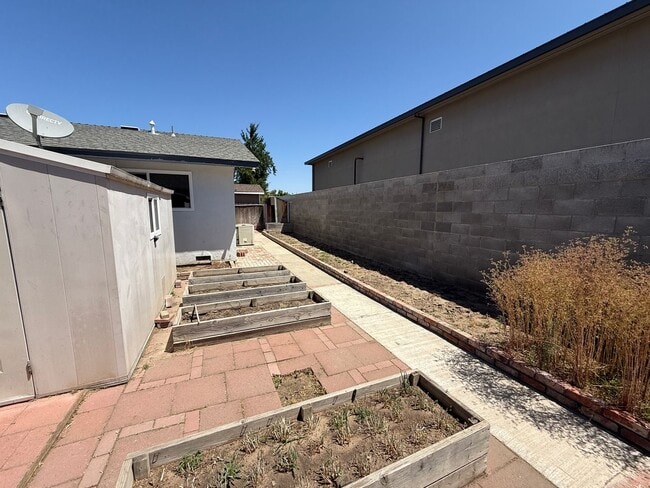 Building Photo - Updated single story home located in Ceres!