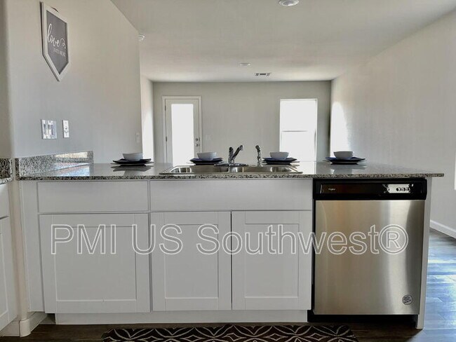 Building Photo - 2411 Village Dr