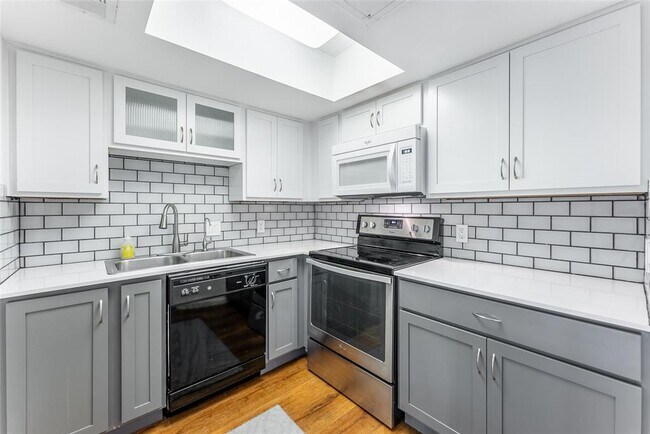 Building Photo - 1500 Woodlawn Blvd