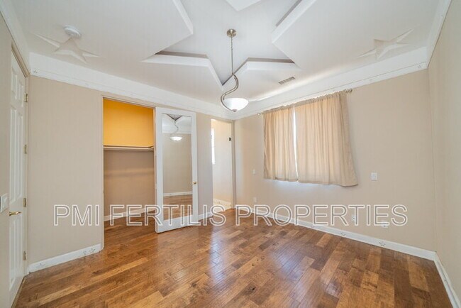 Building Photo - 17425 Cyrus Ln