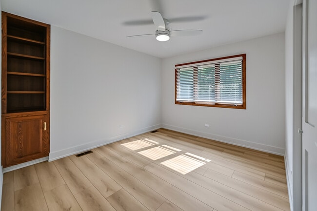Building Photo - 5615 S Elm St