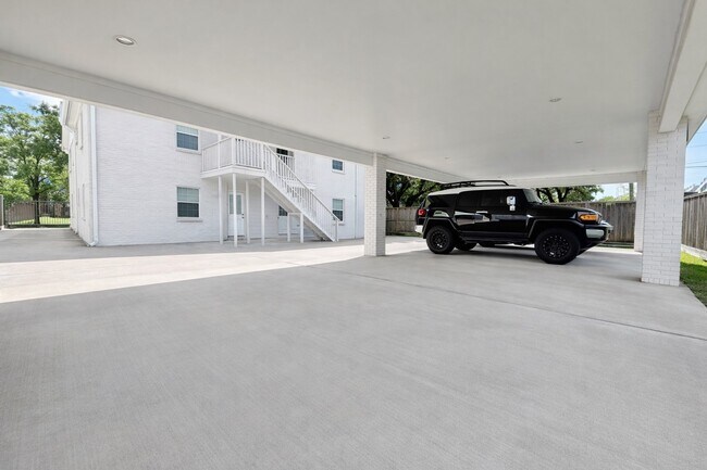 Building Photo - 2126 Banks St