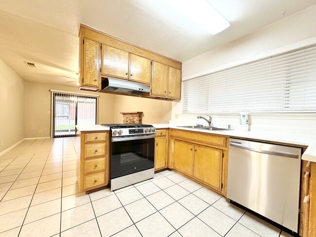Building Photo - Beautiful 3 bedroom 2 bathroom Sacramento !