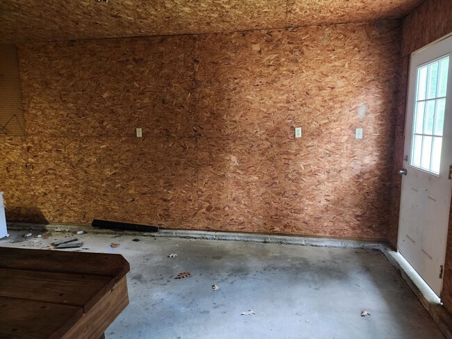 Building Photo - Cute Renovated 2 Bedroom Home with Huge Ga...
