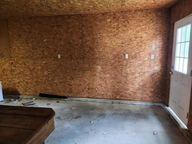 Building Photo - Cute Renovated 2 Bedroom Home with Huge Garage on large lot!