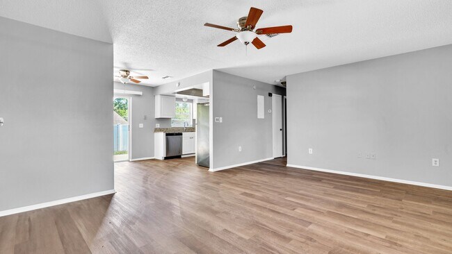 Building Photo - Renovated 2 Bedroom Unit