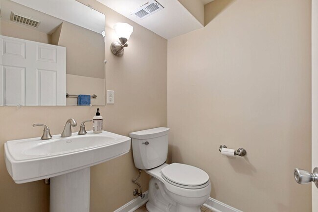 Building Photo - *Beautifully Updated & Spacious 4BD/4BA Si...
