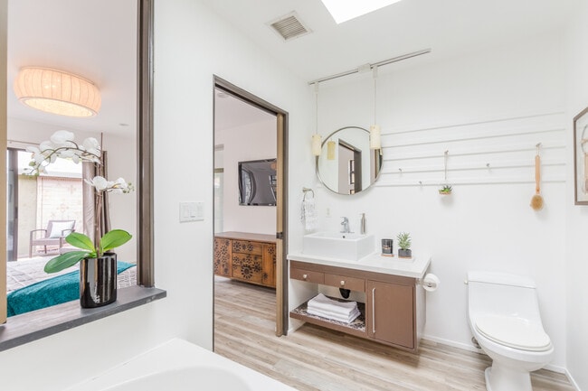 Building Photo - 13263 Venice Blvd