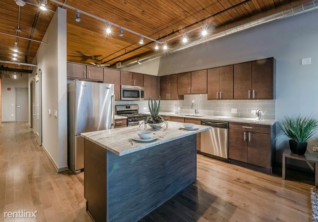 Building Photo - 1 br, 1 bath Apartment - 411 E Illinois St