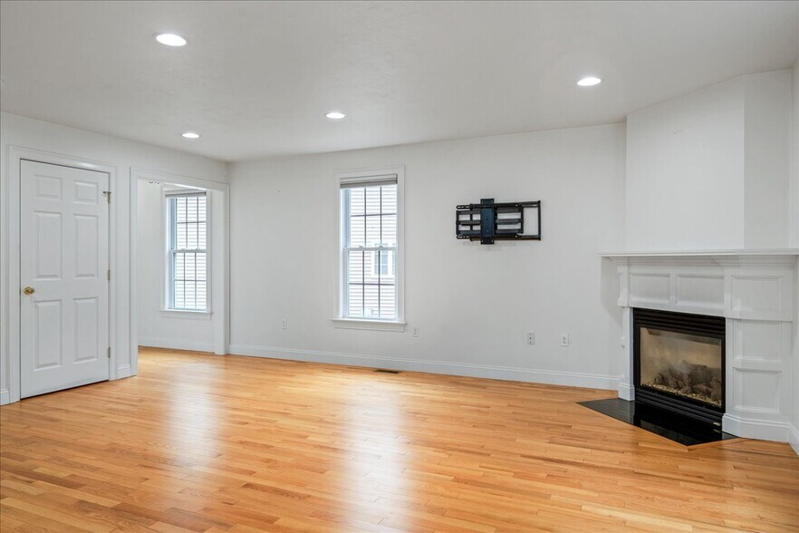 Building Photo - 6 Longview Cir