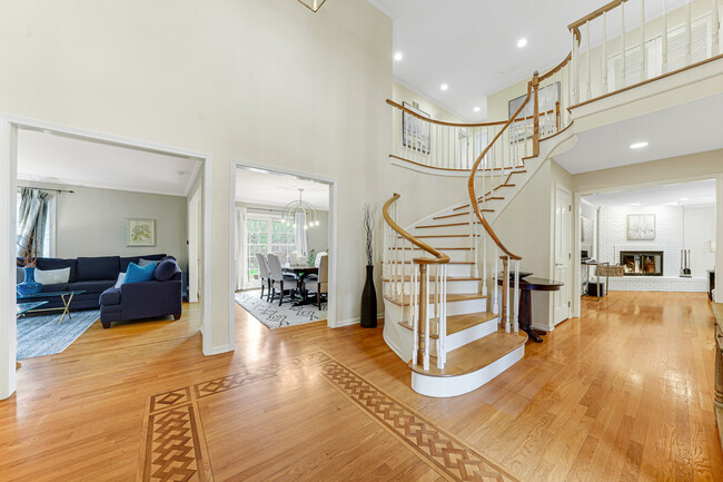 Building Photo - 390 S Basswood Rd