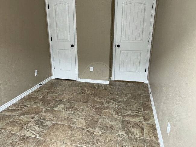 Building Photo - 504 Sladecek Dr