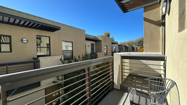 Building Photo - Contemporary 2-Bedroom Condo at the Heart ...