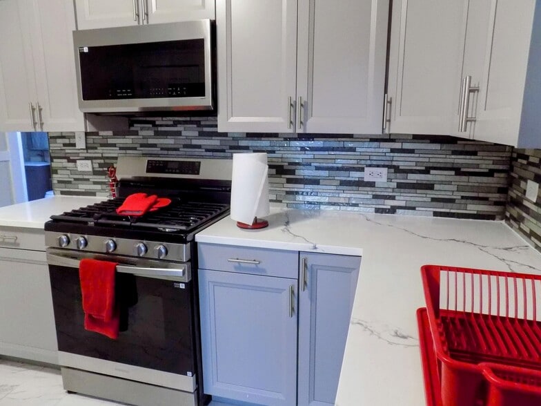 Building Photo - 434 N Pine Ave