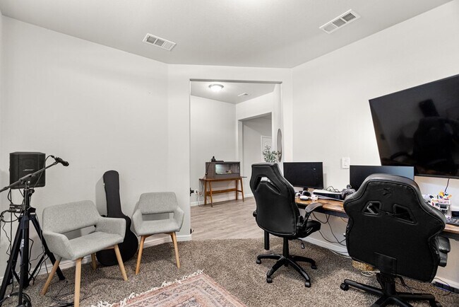 Building Photo - 7106 Saguaro Rd