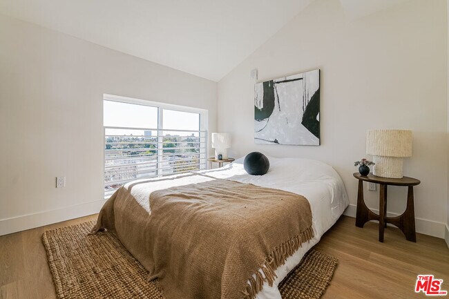 Building Photo - 611 N Virgil Ave