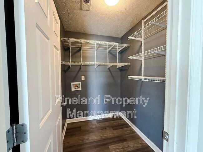 Building Photo - 225 Shakerstone Dr