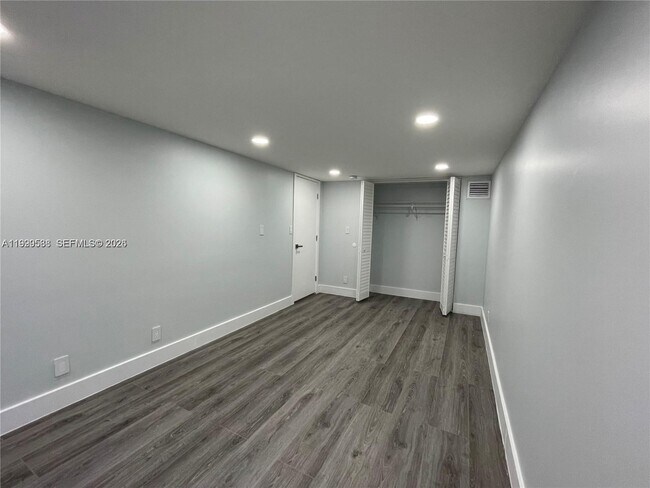 Building Photo - 4725 SW 62nd Ave