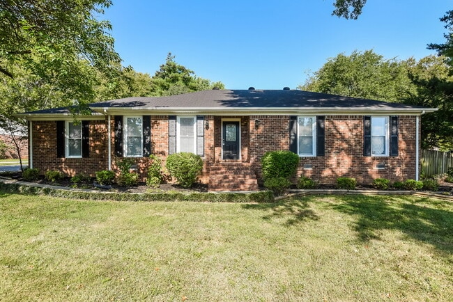 Building Photo - 2121 Ravenwood Dr