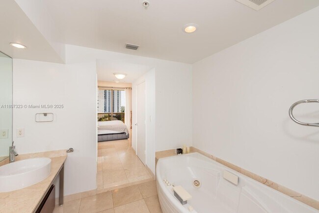 Building Photo - 16275 Collins Ave