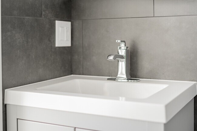 Building Photo - 1472 W Erie St