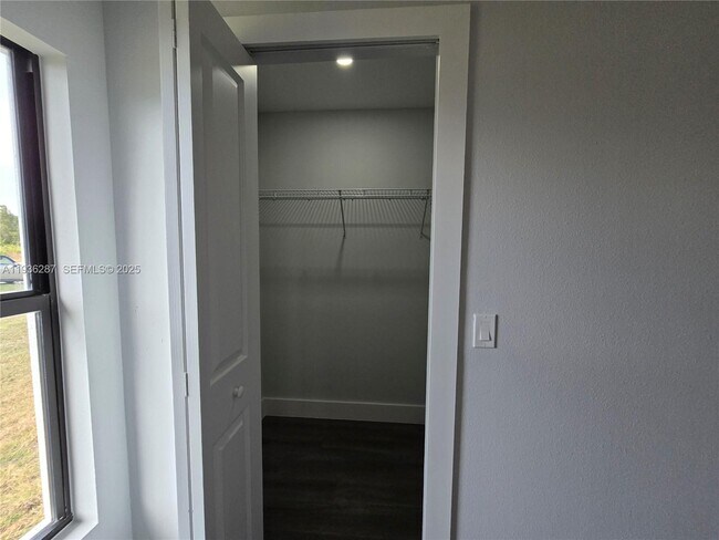 Building Photo - 1605 W 11th St