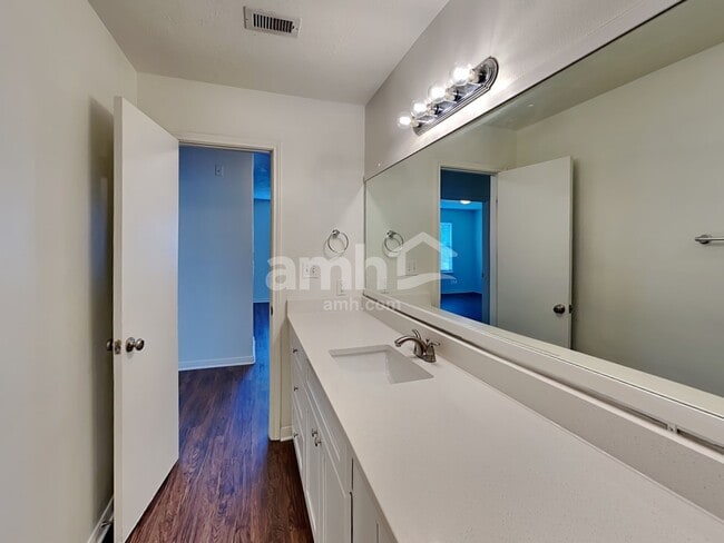 Building Photo - 9116 Dolphin Cir