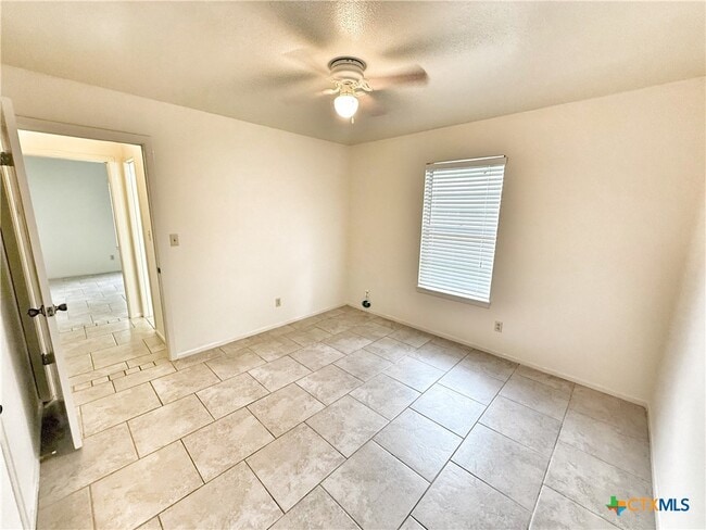 Building Photo - 331 Bobolink Dr