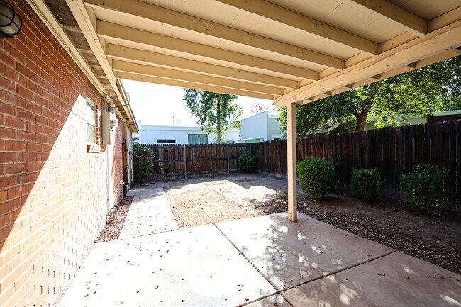 Building Photo - 4608 N 10th Pl