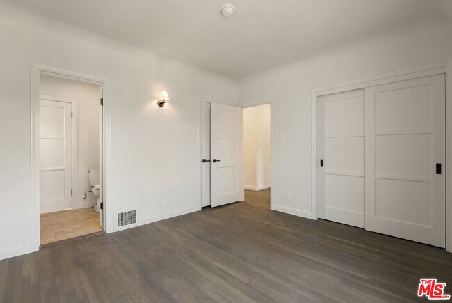 Building Photo - 428 S Bedford Dr