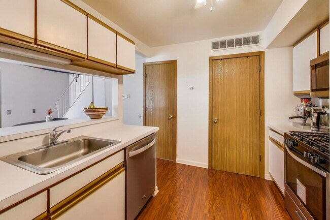 Building Photo - 408 Trenton Ct