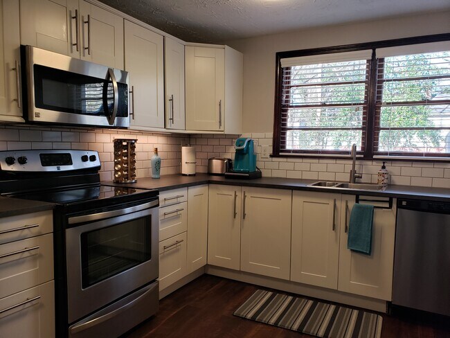 Building Photo - 2345 Macon Dr SW