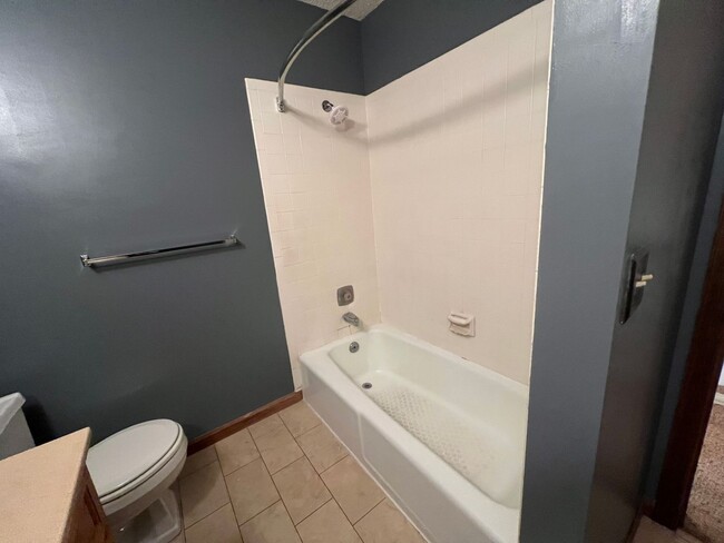 Building Photo - Spacious Townhome w/ Washer & Dryer, Garag...